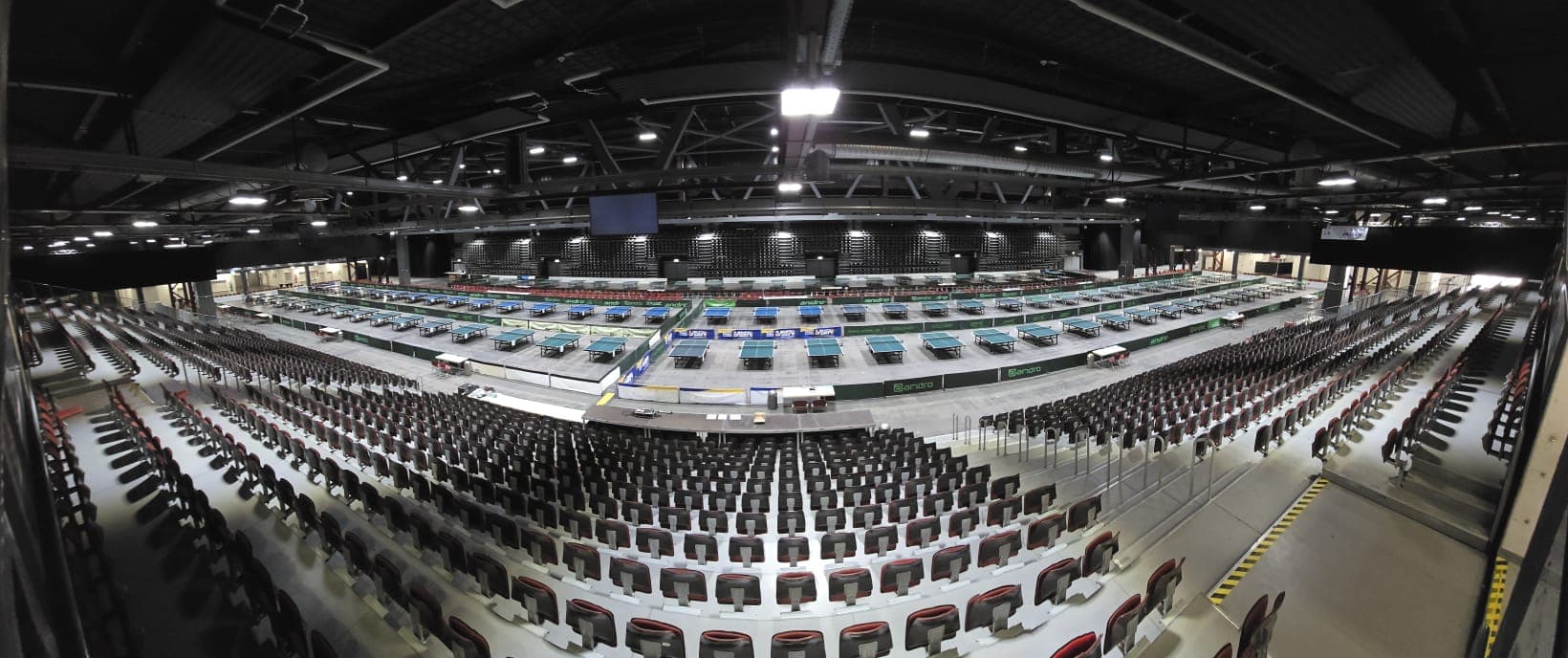 Aufbau Firmencup 2025 - 92 Tischtennistische in der Messe Chemnitz - Panoramaansicht